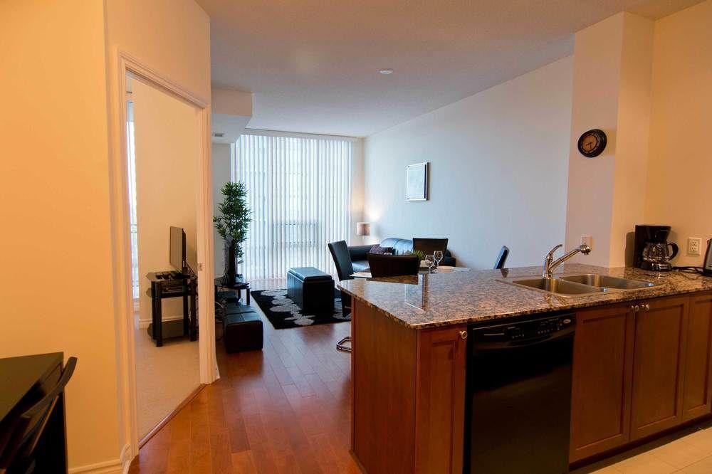 Maplewood Suites - Square One Mississauga Buitenkant foto